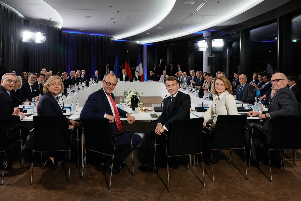 Мерц, Макрон и Стармер призвали пустить замороженные активы РФ на помощь Киеву