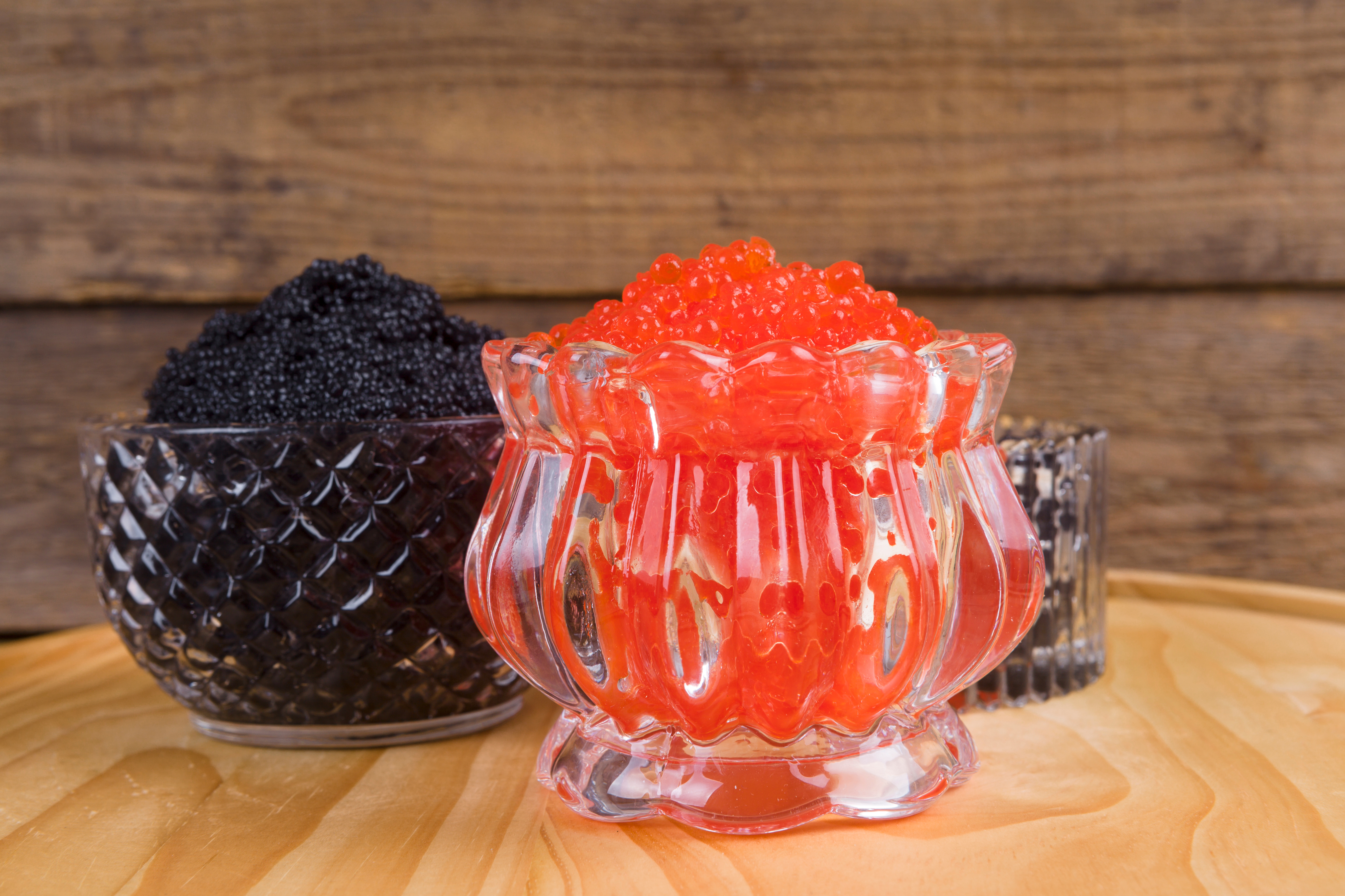 V Rusijo uvozili več sto kilogramov ponarejenega črnega kaviarja iz Kitajske