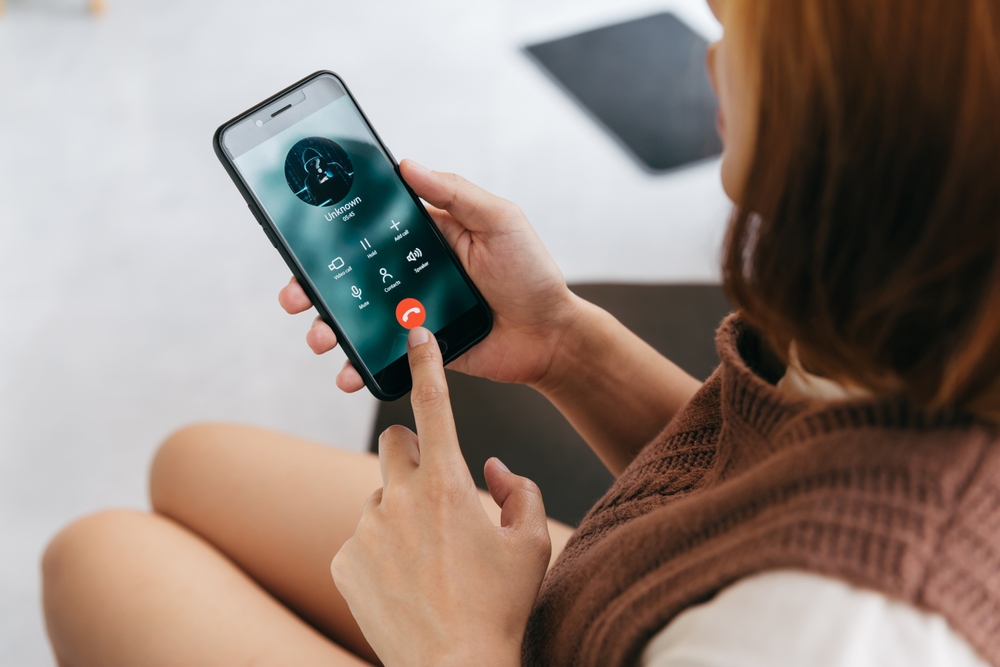 Мошенники разработали схему, при которой жертвы сами им перезванивают