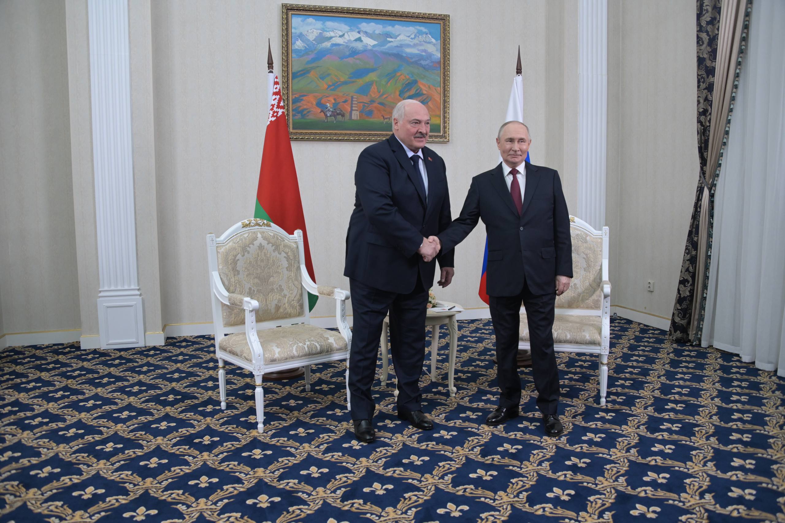 Лукашенко предложил Путину провести в Минске переговоры по Украине
