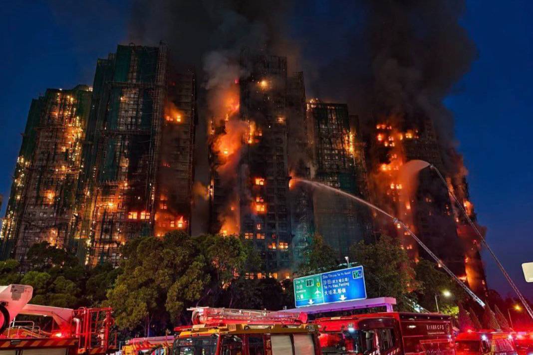Не менее 36 человек погибли при пожаре в Гонконге, более 270 пропали без вести