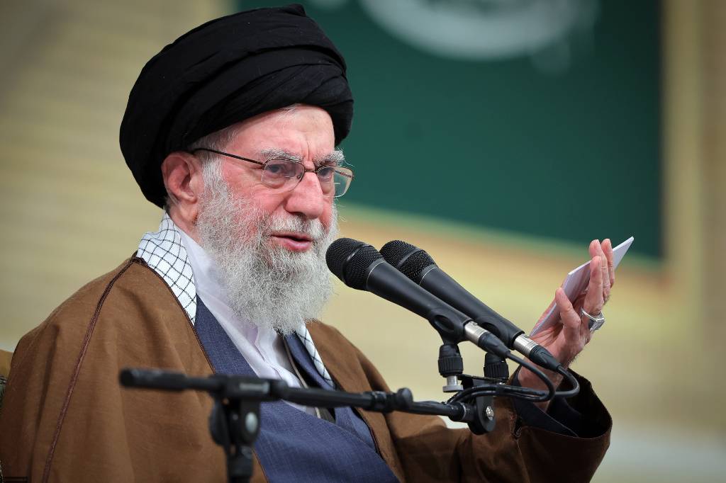Лидер Ирана Хаменеи обвинил США в разжигании конфликта на Украине