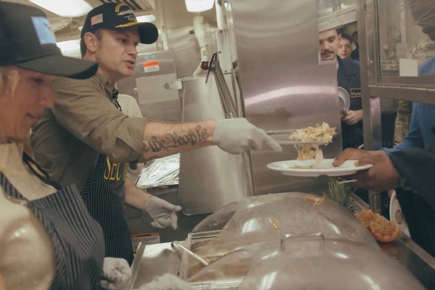 Министр войны США Хегсет накормил военных индейкой на авианосце на День благодарения
