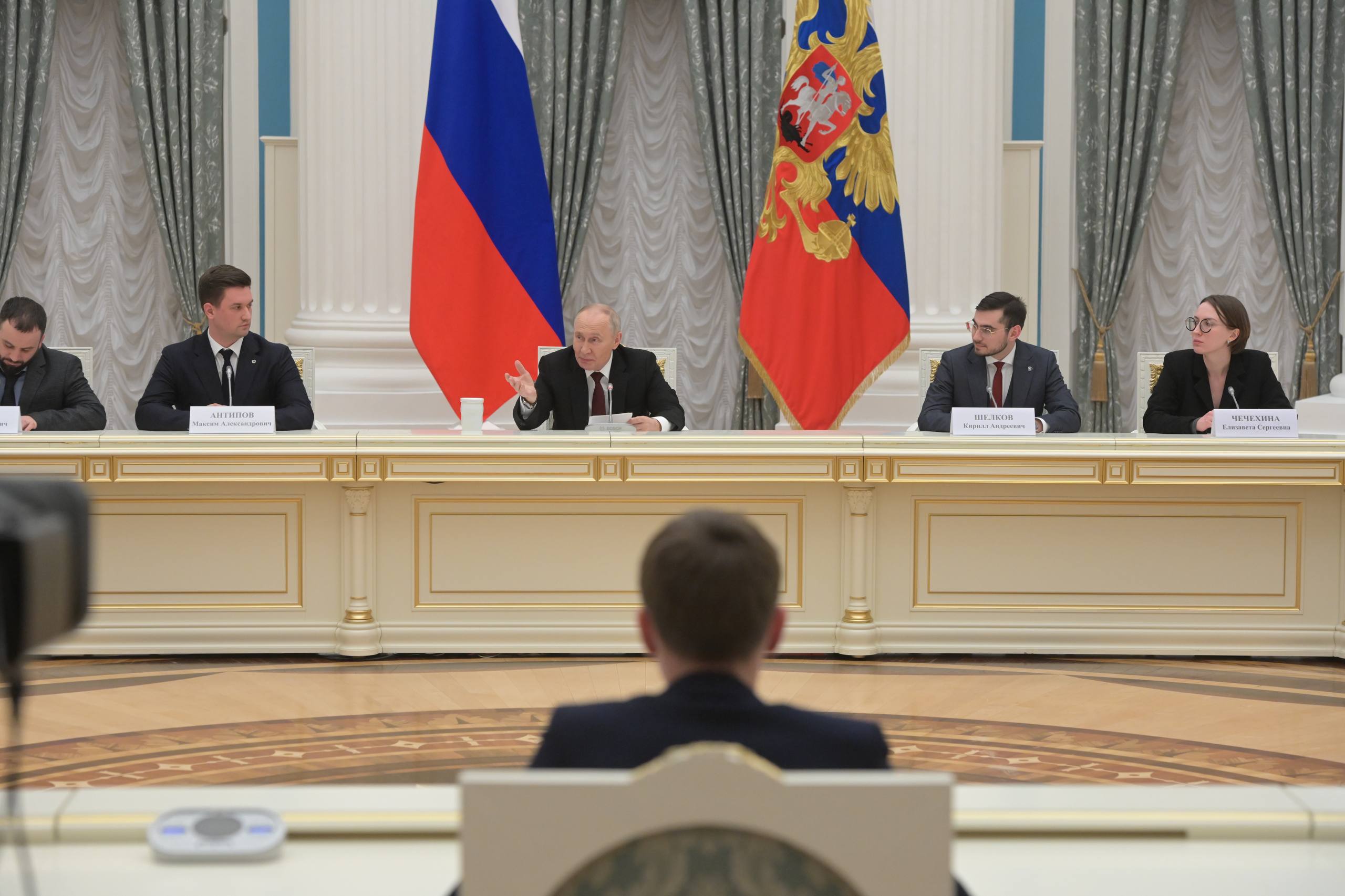 Путин встретился в Кремле с участниками Конгресса молодых учёных