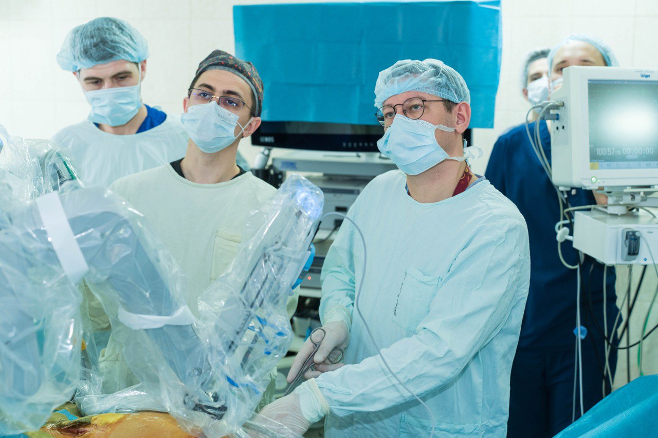 Хирург Сеченовского университета — о роботах у операционного стола и общих чертах хирургии и авиации: Интервью Life.ru