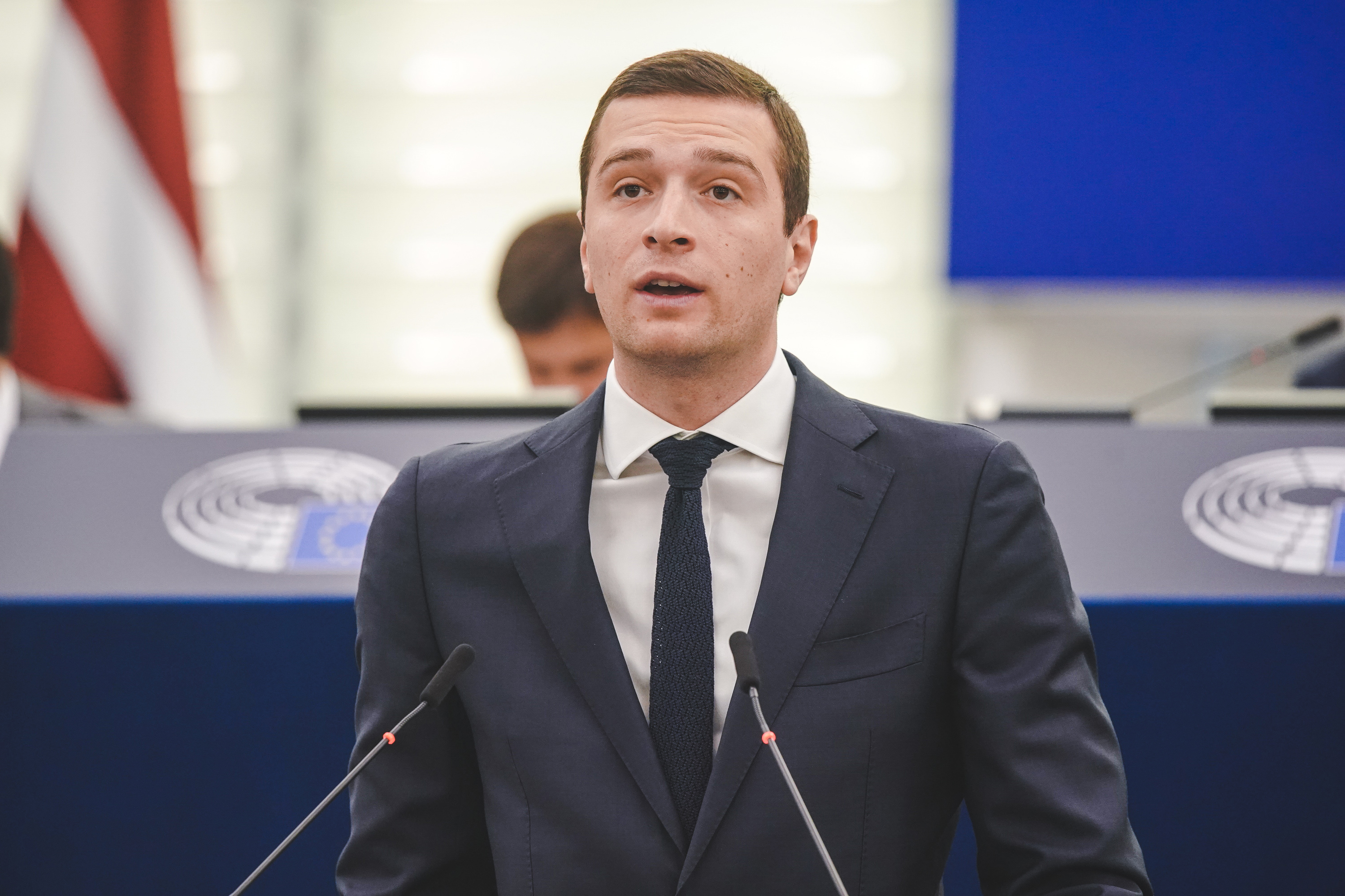 Лидеру французской партии «Национальное объединение» разбили яйцо об голову 