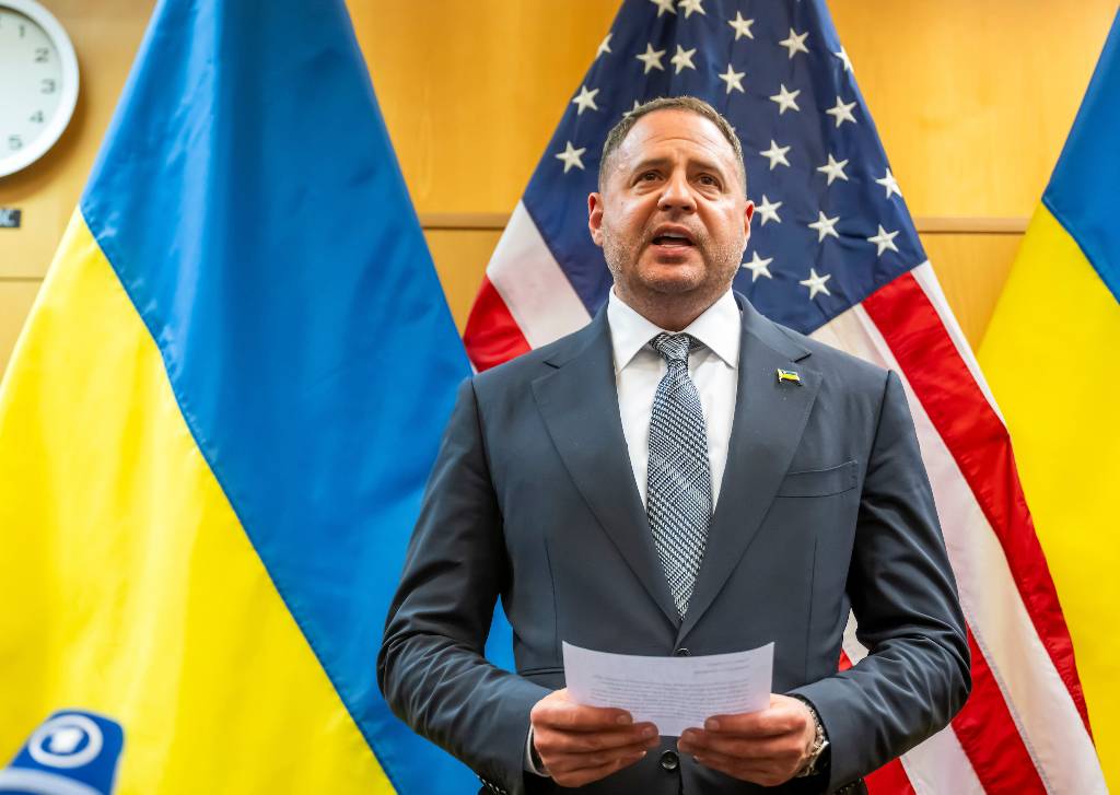 «Идеальный шторм»: Что в мире пророчат Зеленскому после отставки «серого кардинала»  