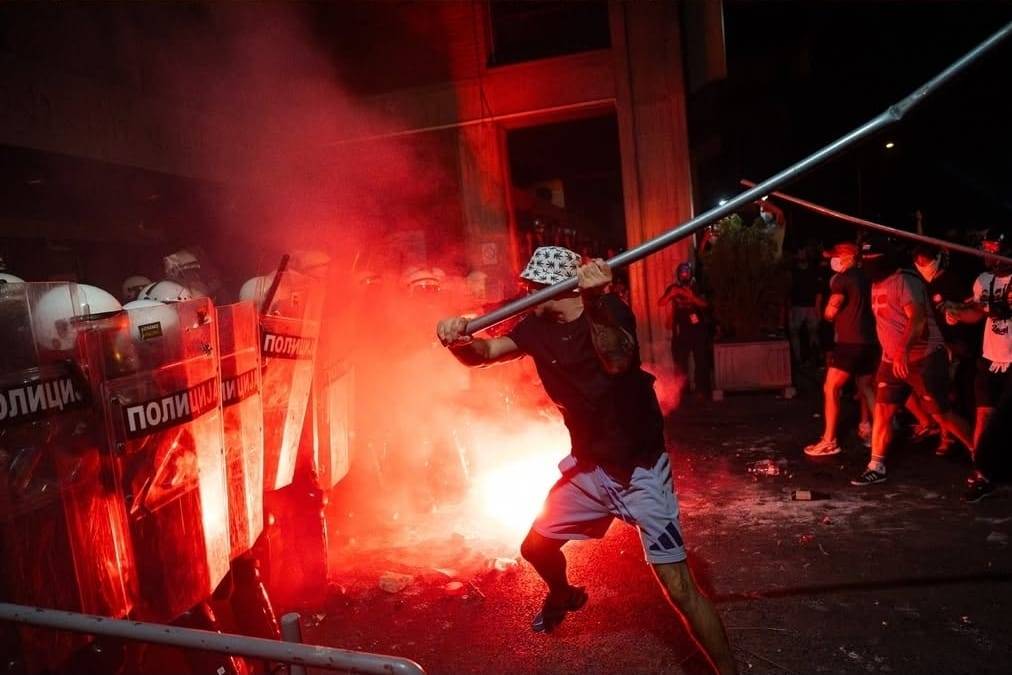 В Сербии задержан участник протеста за обнажение и оскорбительные жесты