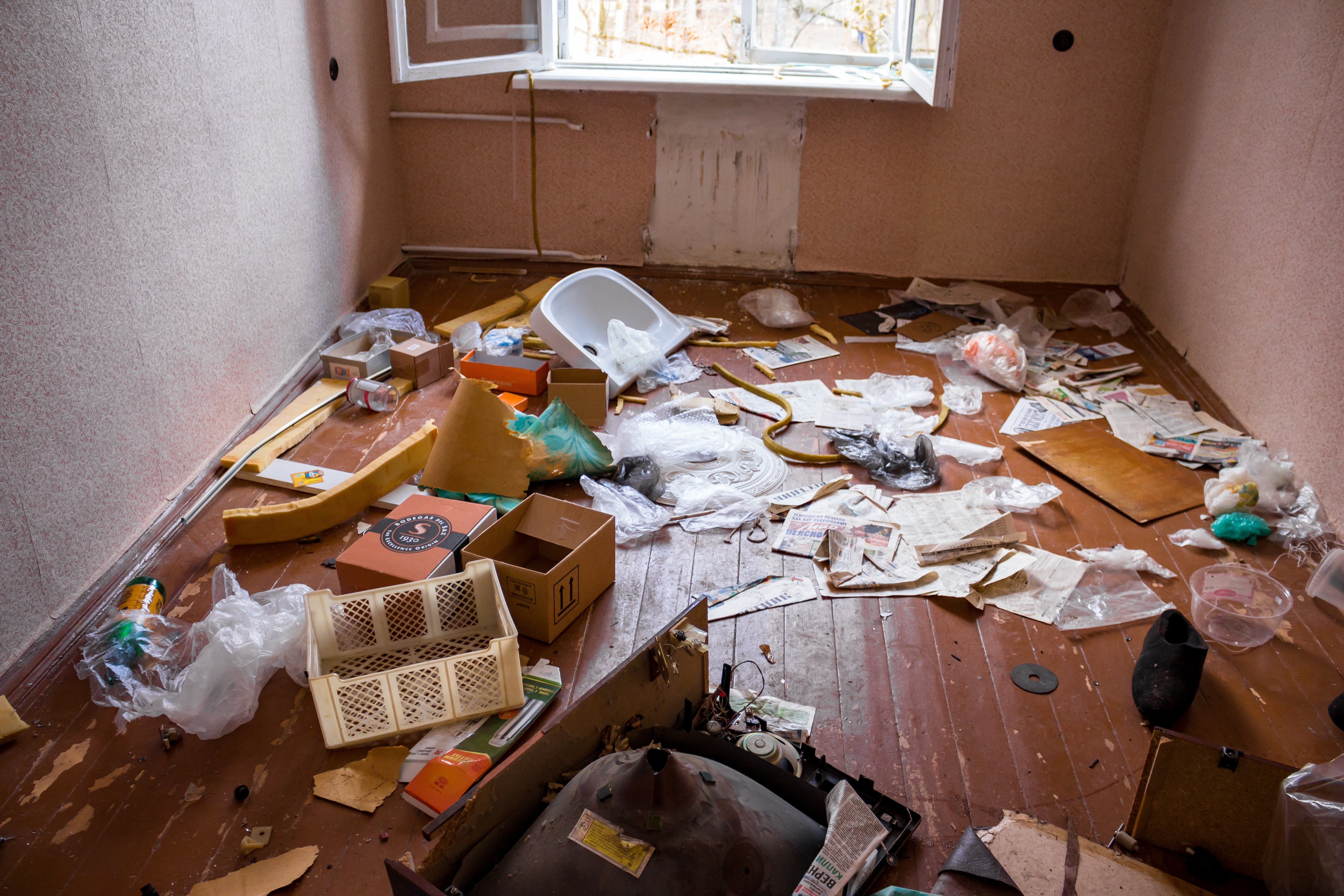 Жительница Мытищ превратила две свои квартиры в свалку и кошмарит соседей