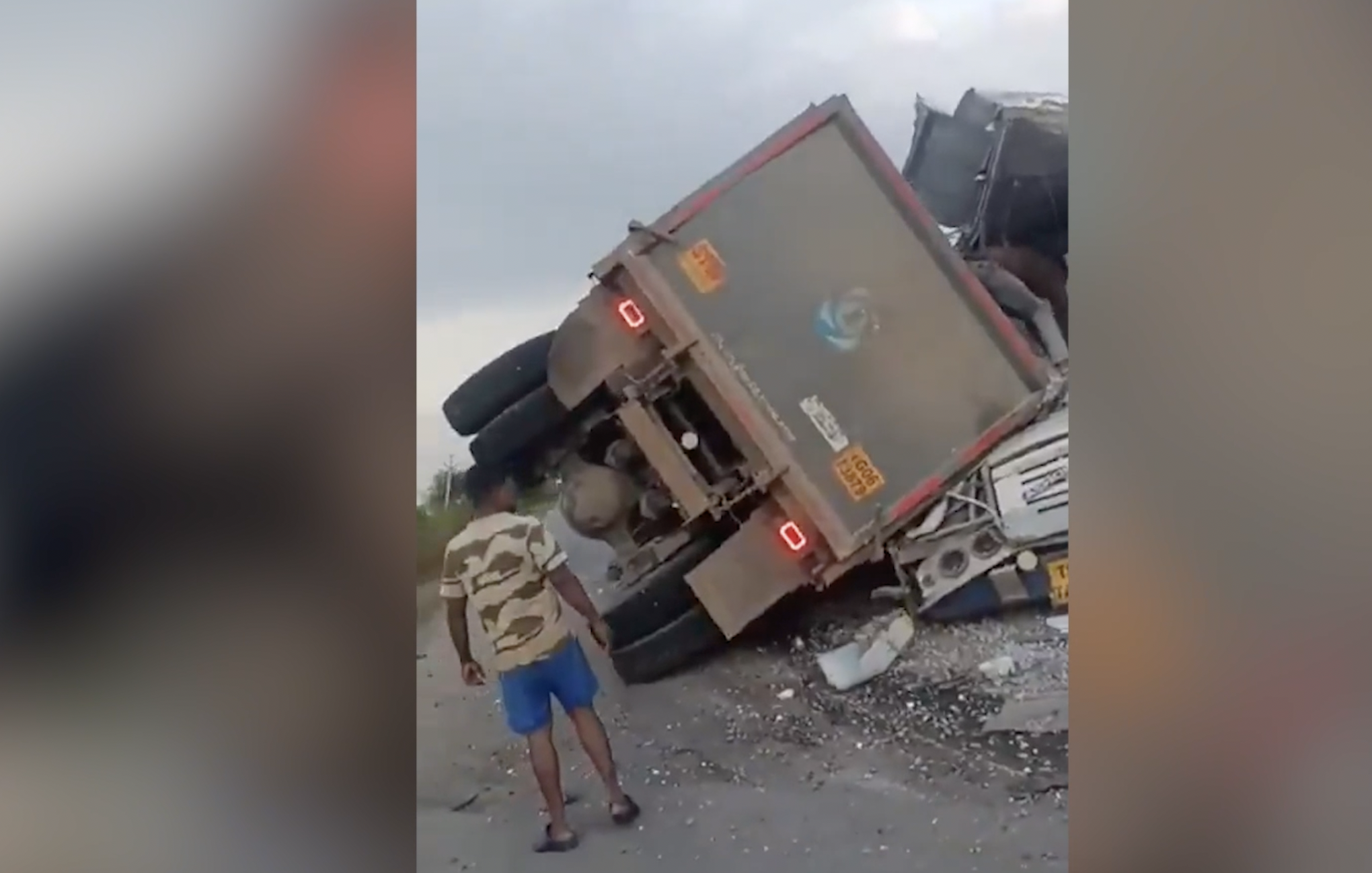 Пассажиры автобуса задохнулись насмерть под тоннами гравия после лобового столкновения с грузовиком