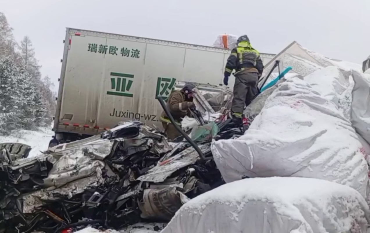 Четыре фуры столкнулись на трассе «Сибирь» в Приангарье, два человека погибли