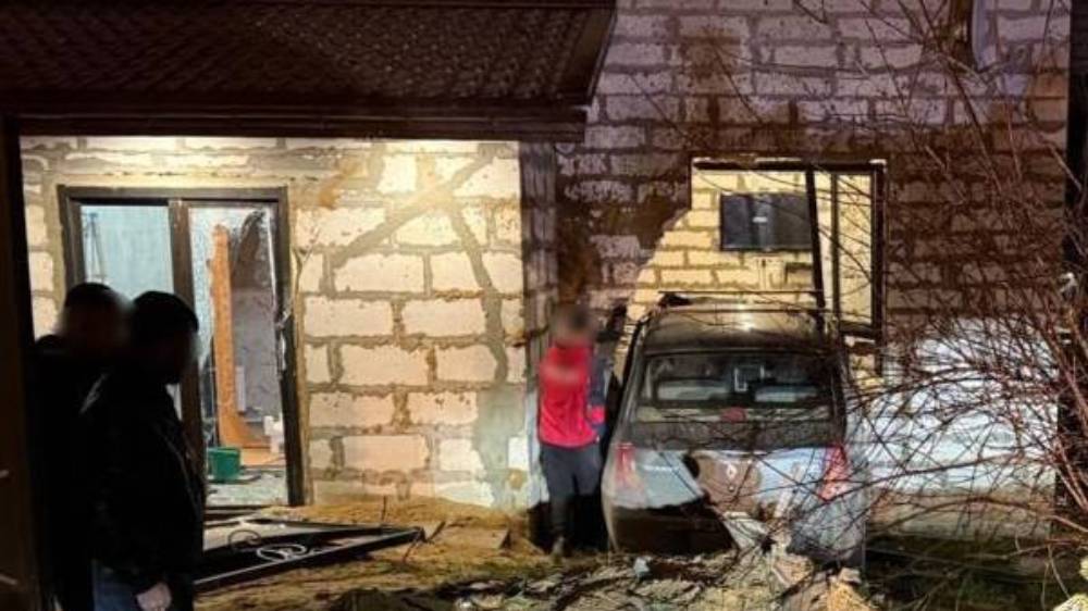 В Волоколамске мужчина на авто въехал в частный дом, жителя госпитализировали