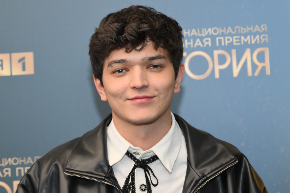 «Такие пакеты мне нравятся»: Akmal’ выступил в Донецке и принял подарок в цветах российского флага