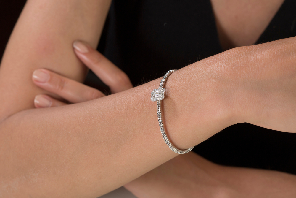 Life.ru выяснил, почему серебро оставляет следы на коже и как этого избежать