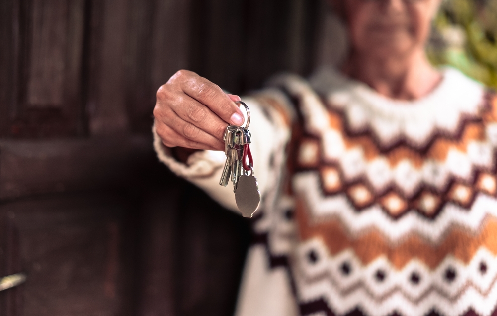 «Долиной вернули — и мне вернёте»: Пенсионерка оставила молодую семью без квартиры
