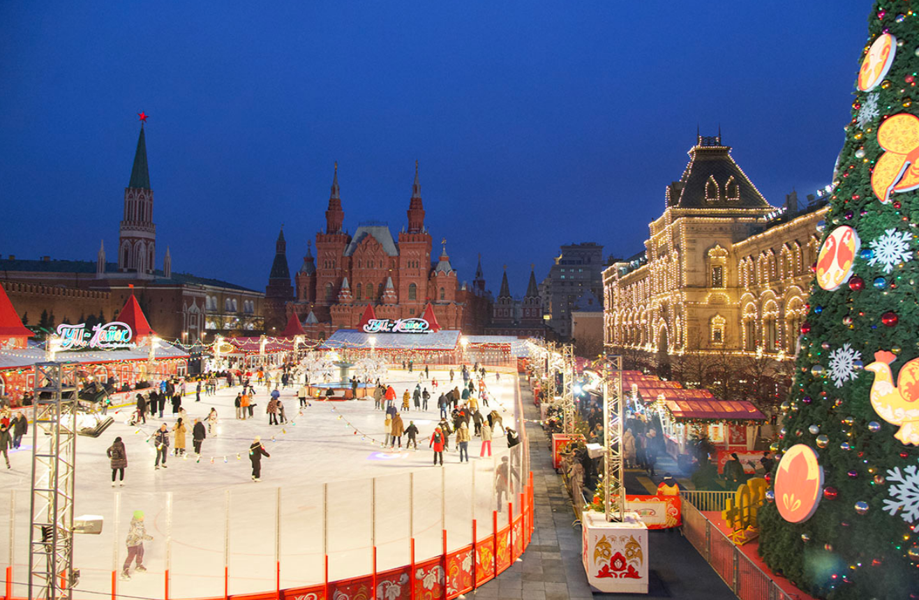 На Красной площади в Москве открылся ГУМ-каток