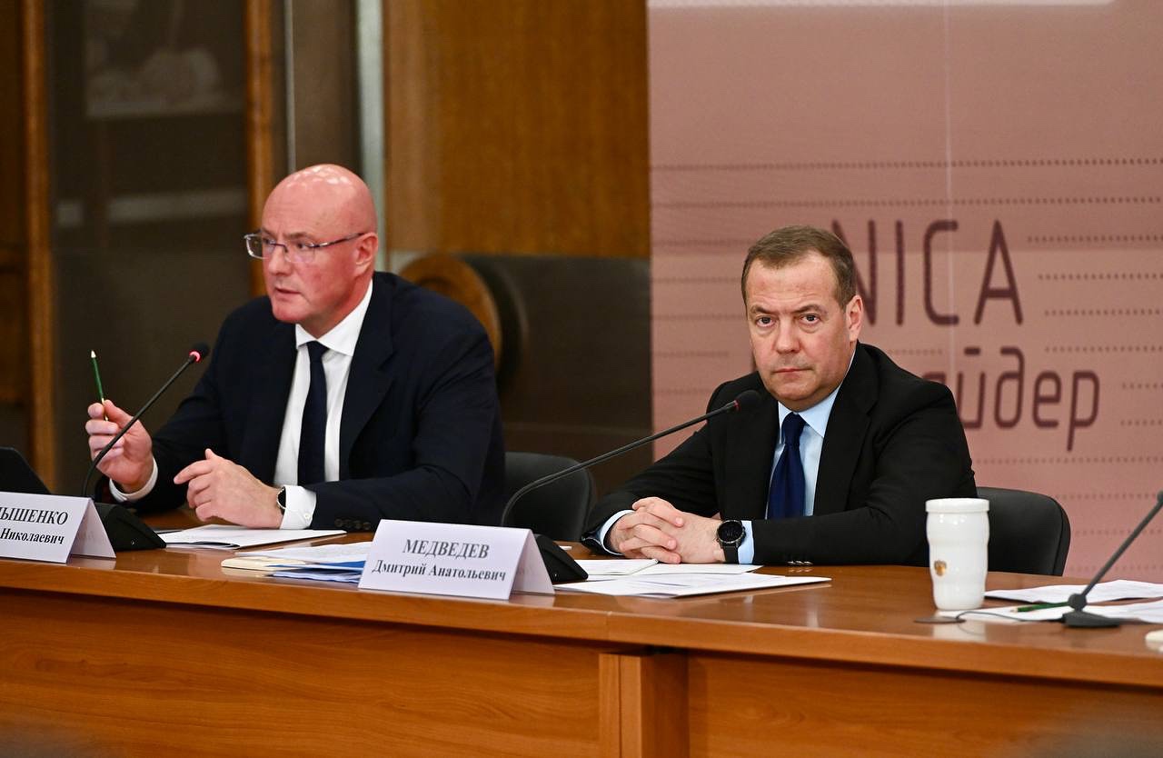 &laquo;Неприятно, но выстоим&raquo;: Медведев оценил новые санкции США против России