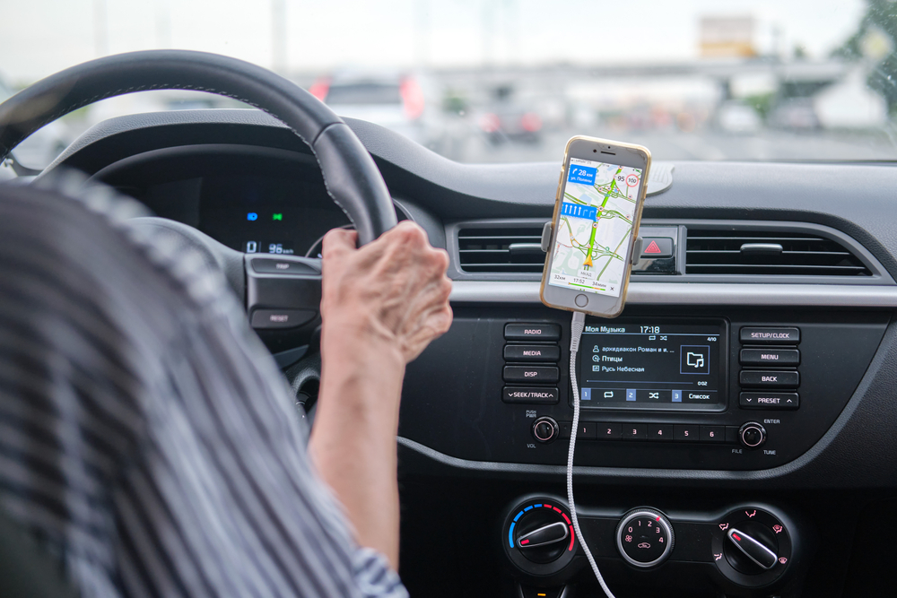 Юрист рассказала, когда водителю грозит штраф за использование навигатора