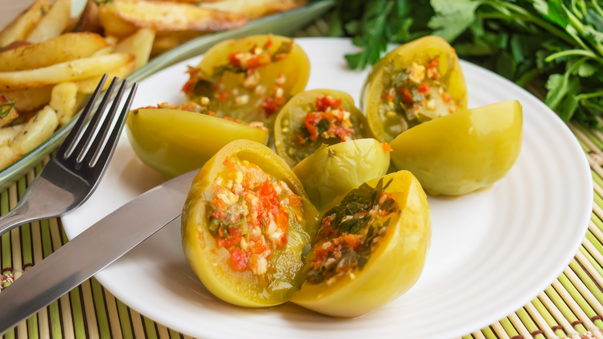 Закуска из СССР, сводившая с ума: Готовим те самые острые и ароматные фаршированные помидоры