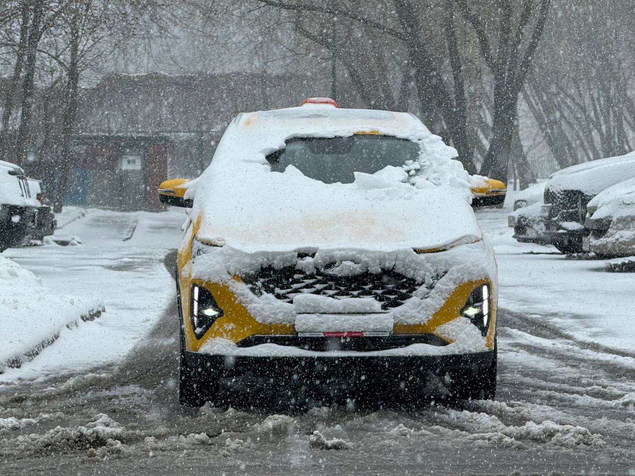 Россиян предупредили о штрафах за длительный прогрев двигателя во дворе