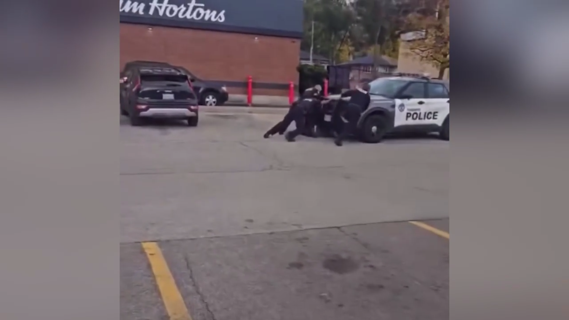 Полиция Торонто два раза переехала подозреваемого машиной во время задержания