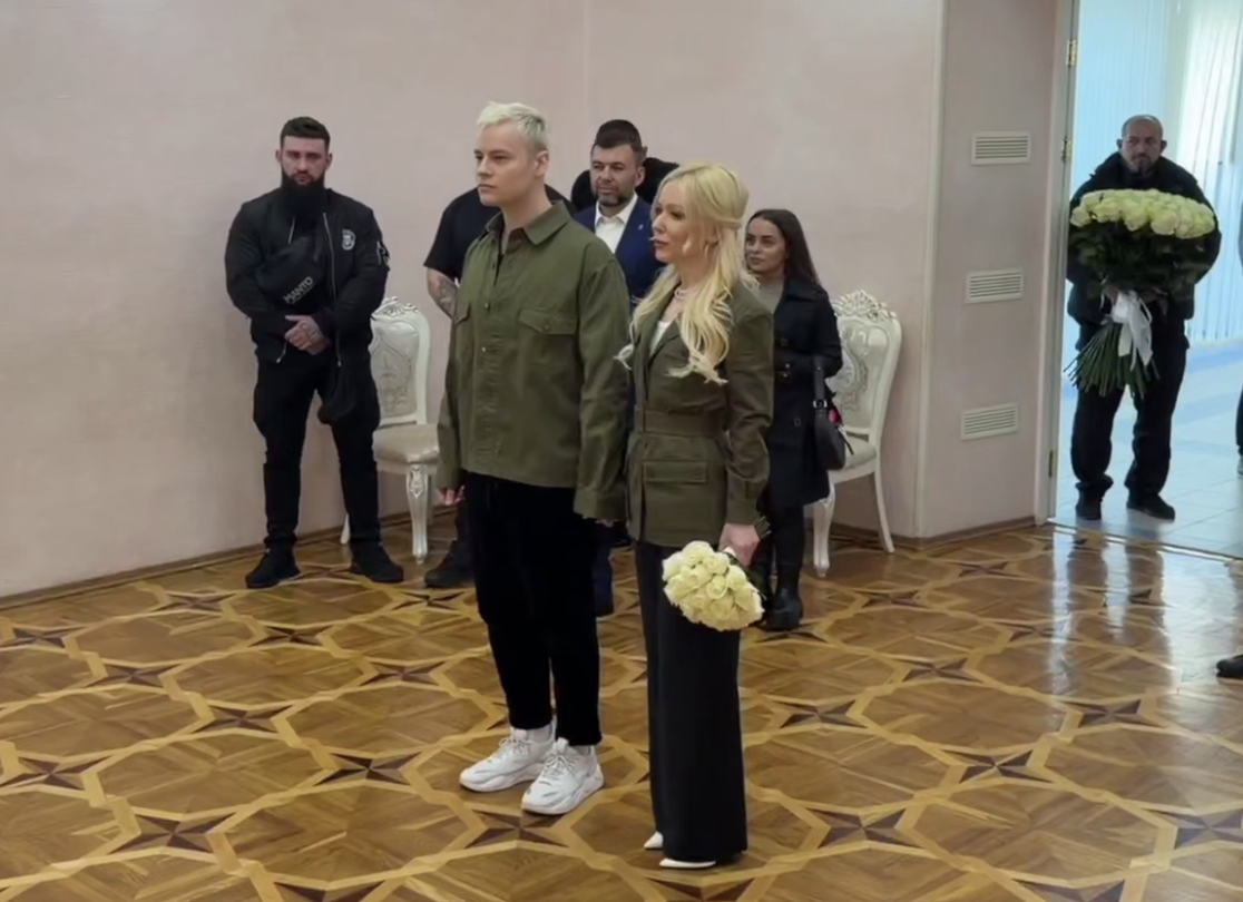 «‎Цвет верности»: Стилист оценила милитари-образы Shaman'а и Мизулиной на свадьбе в ДНР