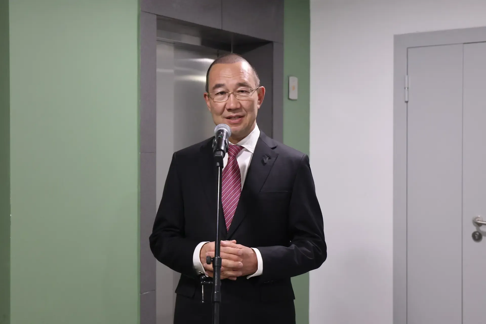 Глава Якутии подстригся налысо и рассказал почему