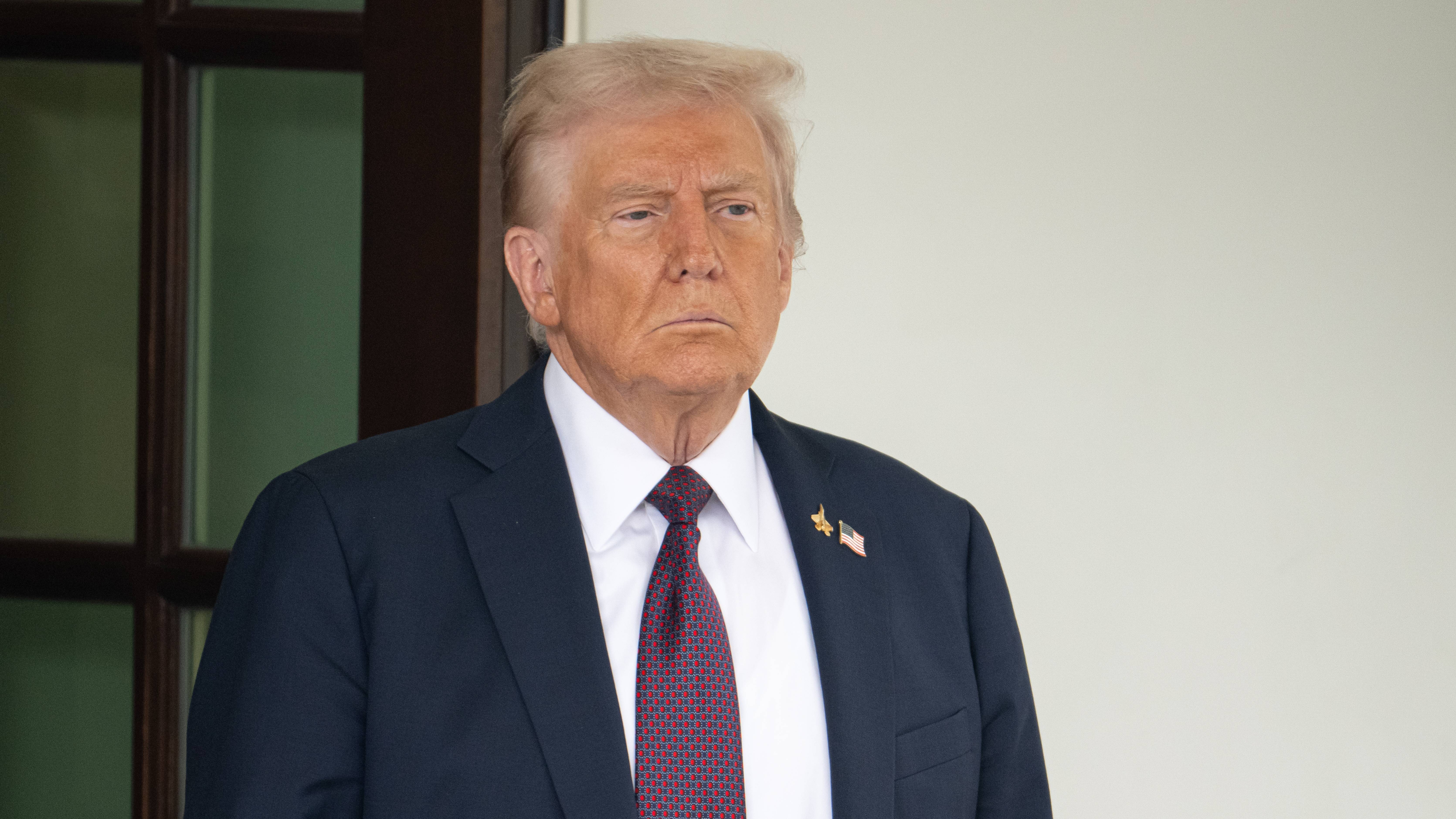 Гоблин Пучков высмеял странную манеру Трампа выступать перед журналистами, «высовываясь из сортира»