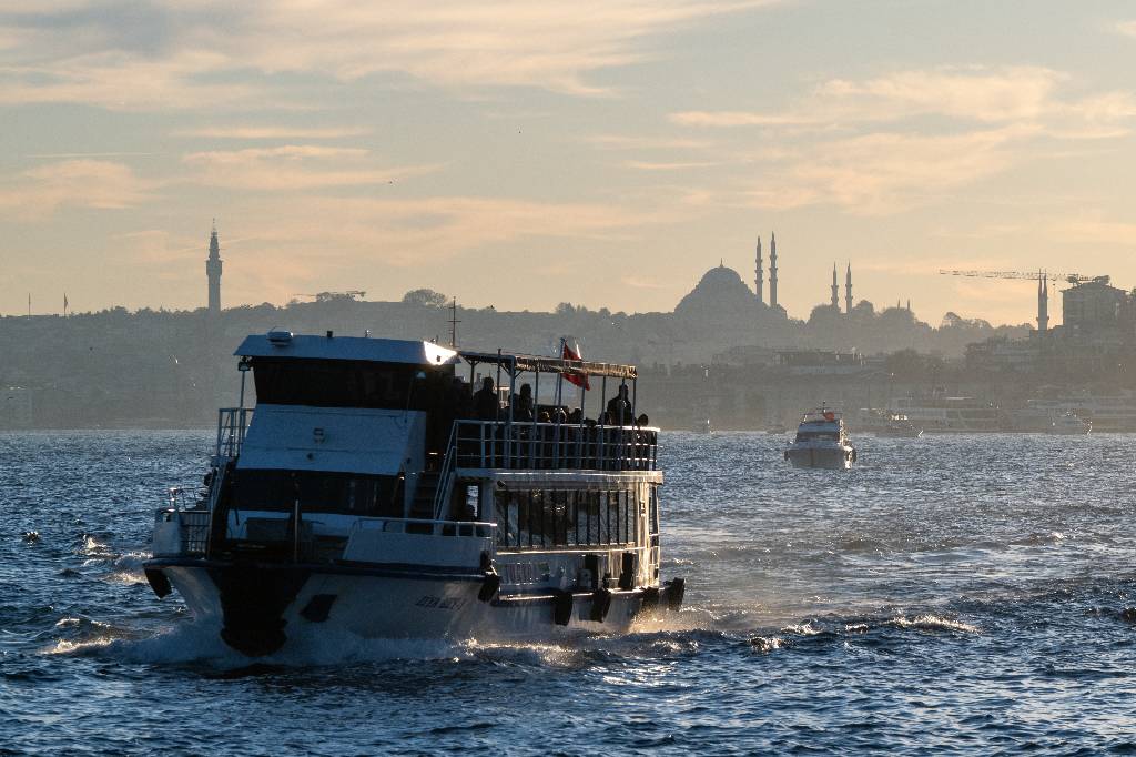 Паром из Трабзона более 12 часов не может зайти в порт Сочи