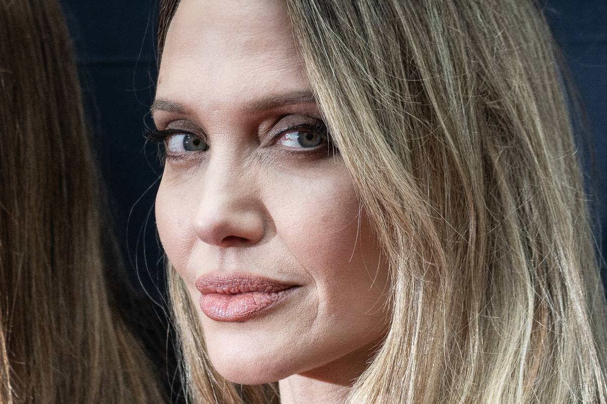 Анджелину Джоли позвали в новые регионы России к матерям убитых ВСУ детей