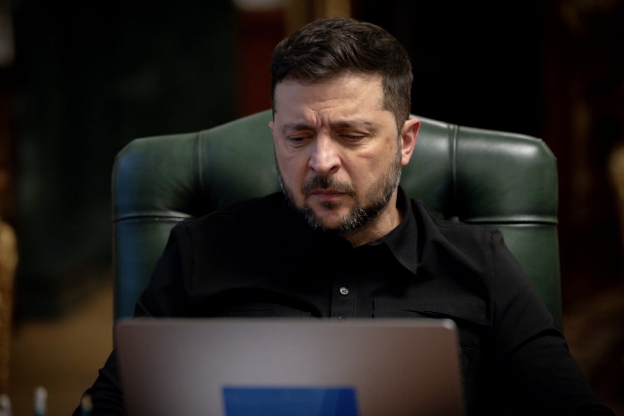 Атаки на заводы в Венгрии и Румынии сочли неблагодарностью Зеленского за «триллионы» от НАТО