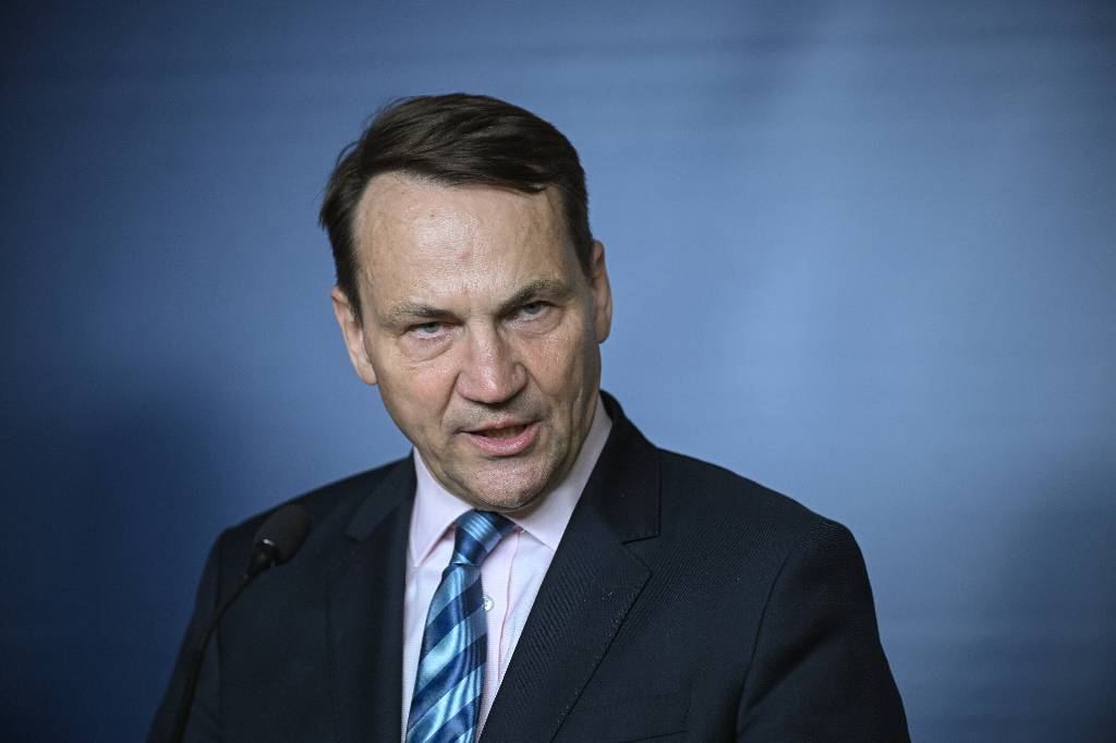 Глава МИД Польши обвинил извращенцев в прослушке его разговоров