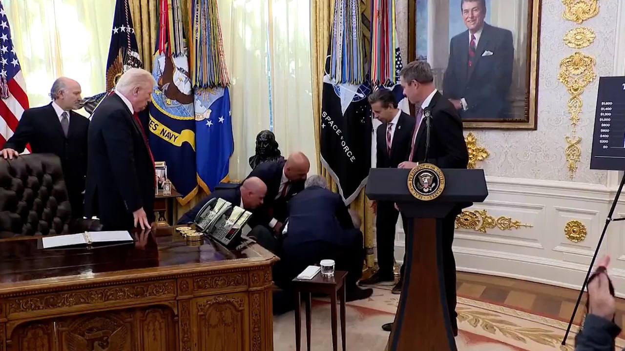 Топ-менеджер производителя «Оземпика» упал в обморок на встрече с Трампом