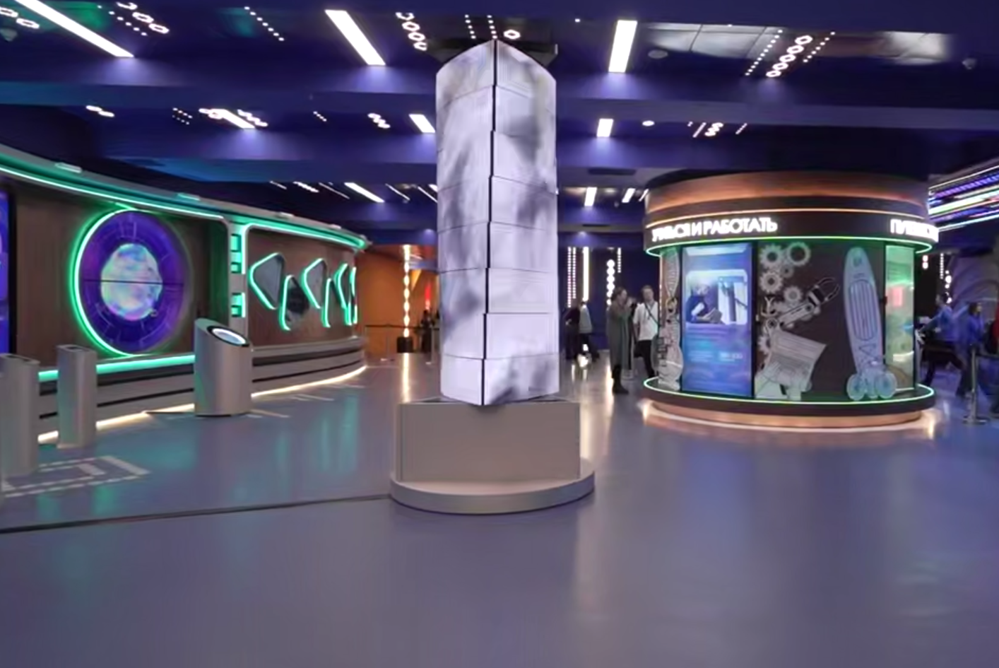 Министр Чекунков посетил интерактивную выставку о Дальнем Востоке в национальном центре «Россия»