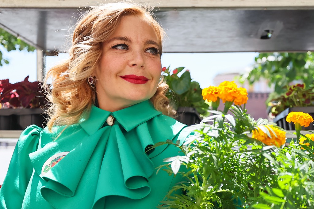 Актриса Ирина Пегова впервые вышла в свет с молодым возлюбленным и его дочерью