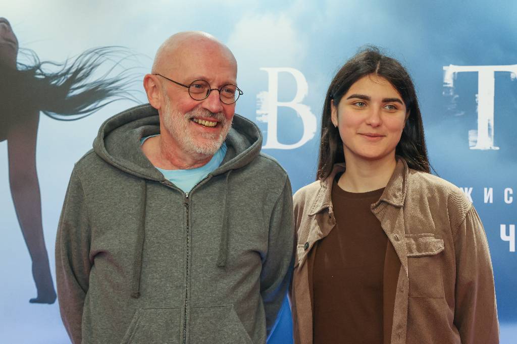 Александр Гордон впервые за долгое время вывел в свет 23-летнюю жену-арфистку