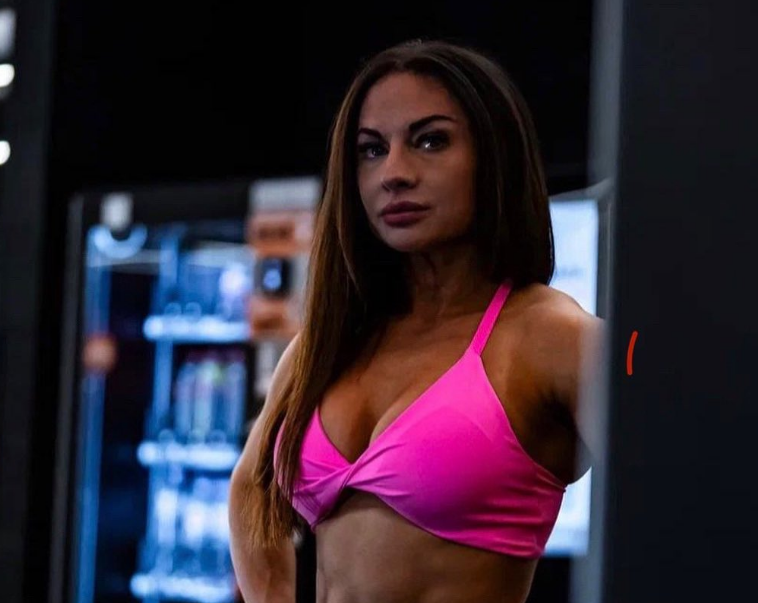 Чемпионка по пауэрлифтингу оттаскала за волосы девушку в фитнес-клубе из-за тренажёра