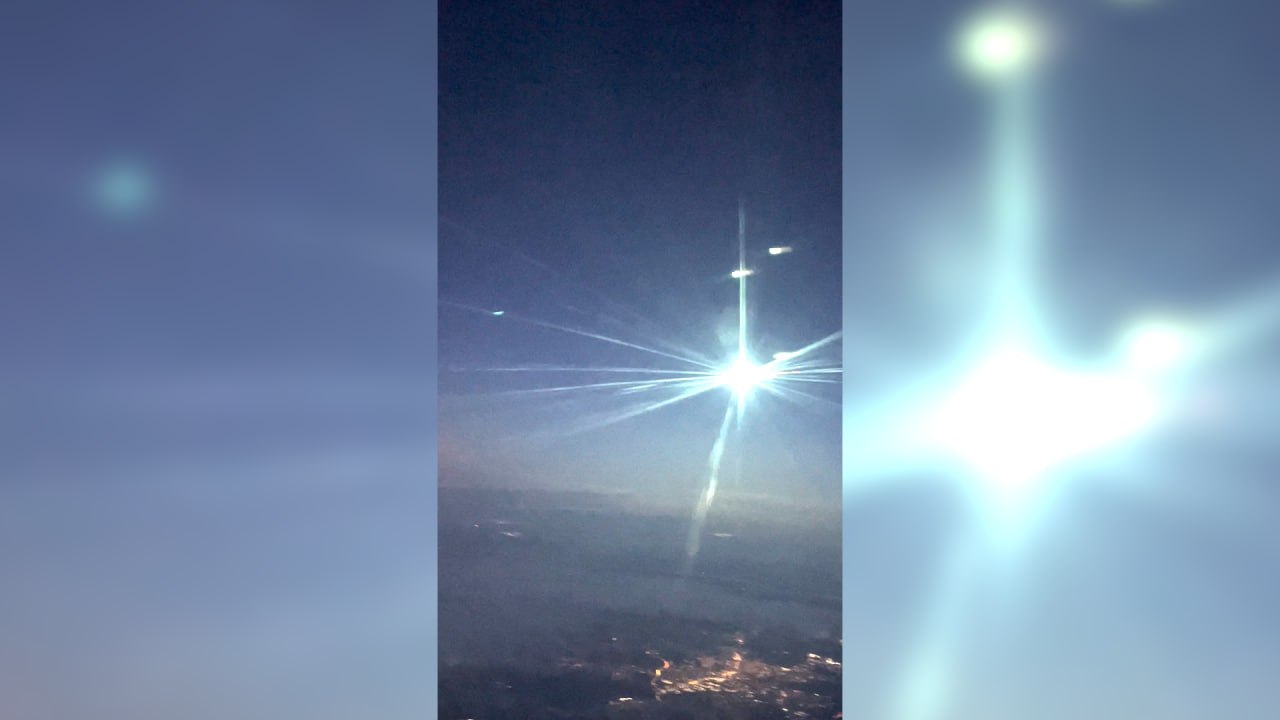 Стюардесса сняла с борта самолёта светящийся болид над Москвой на высоте 10 тыс. метров