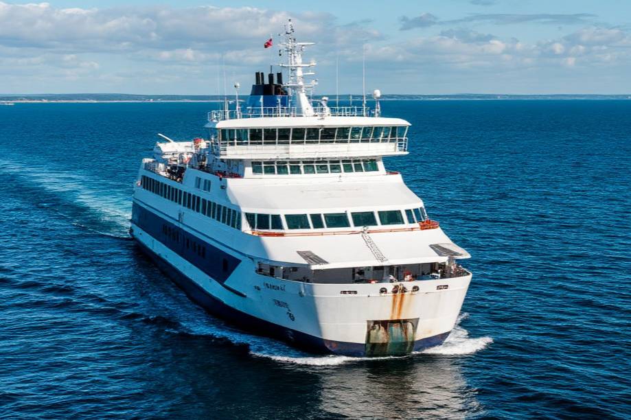 Дрейфовавший в Чёрном море паром из Турции выдвинулся к порту Сочи