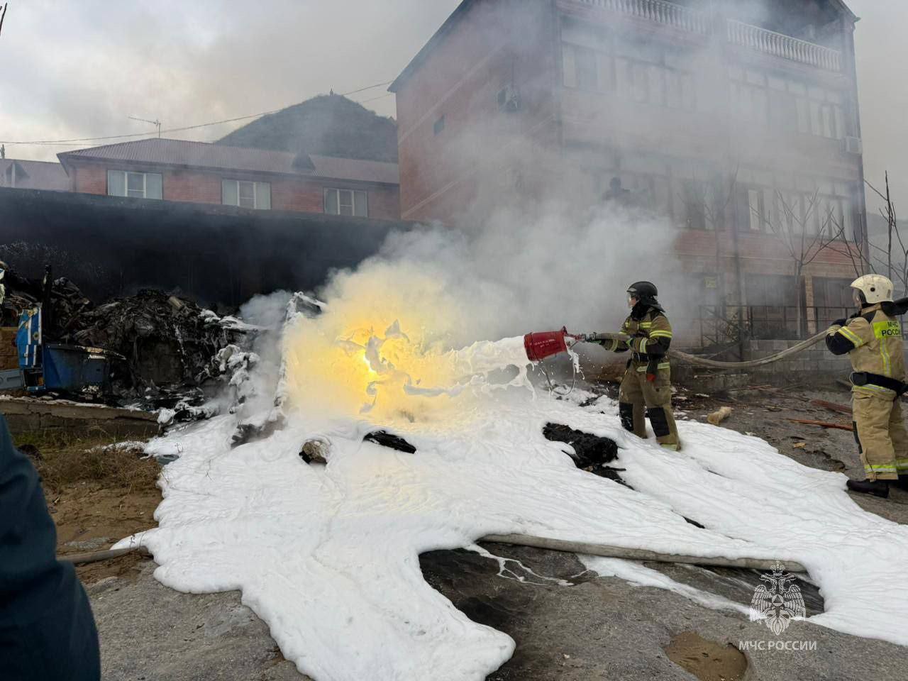 МЧС показало фото и видео разрушений после падения вертолёта в Дагестане