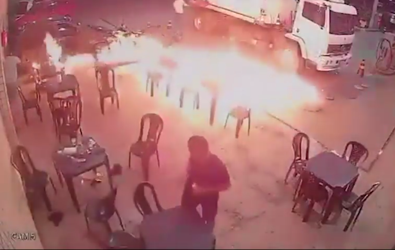 Бесстрашный бразилец решил покурить на заправке и устроил огненный хаос