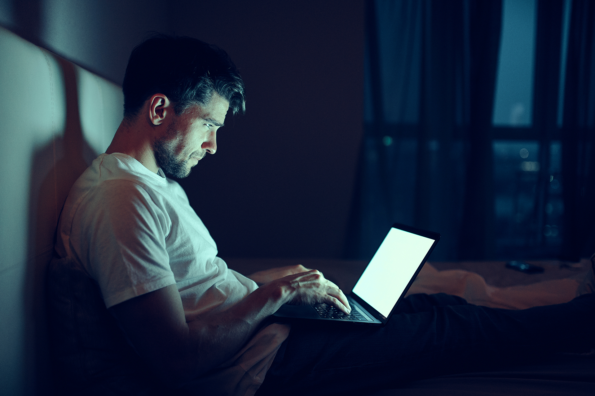 Поиск экстремистских материалов в 2025 году: что запрещено, какой штраф и первое дело в России