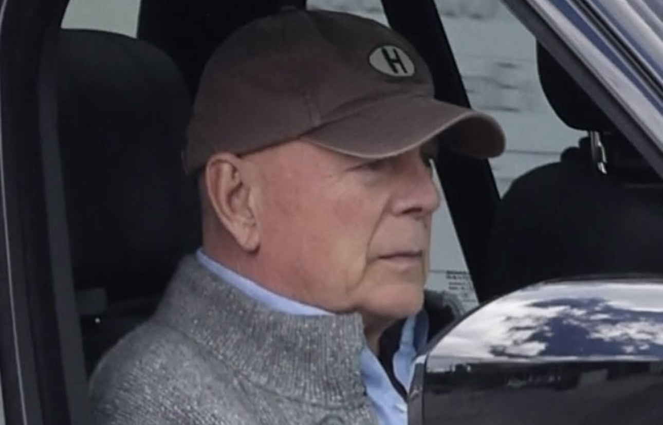 Страдающий деменцией Брюс Уиллис прогулялся по пляжу за руку с опекуном