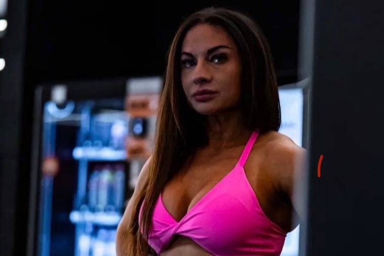 Чемпионка по пауэрлифтингу оттаскала за волосы девушку в фитнес-клубе из-за тренажёра