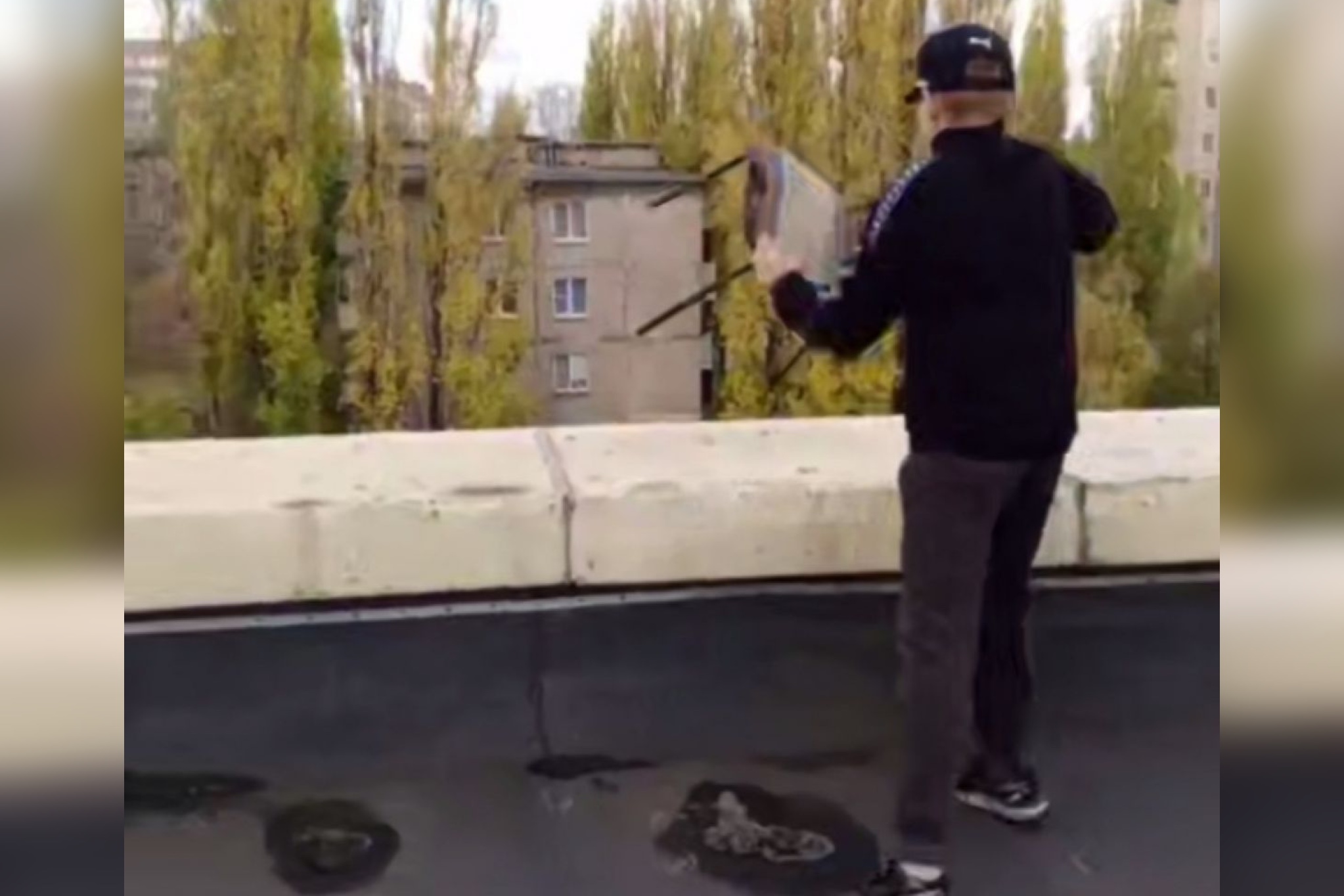 Подростки закидали людей стульями с крыши заброшенного завода Roshen в Липецке