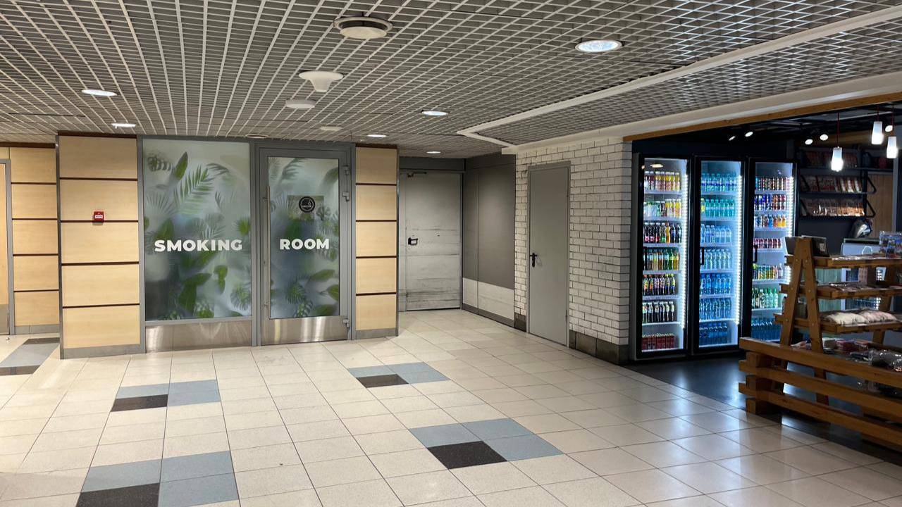 В аэропорту Домодедово снова открыли закрытые в пандемию бесплатные курилки