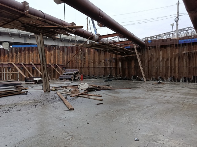 Двое рабочих упали с высоты при строительстве моста через реку Обь