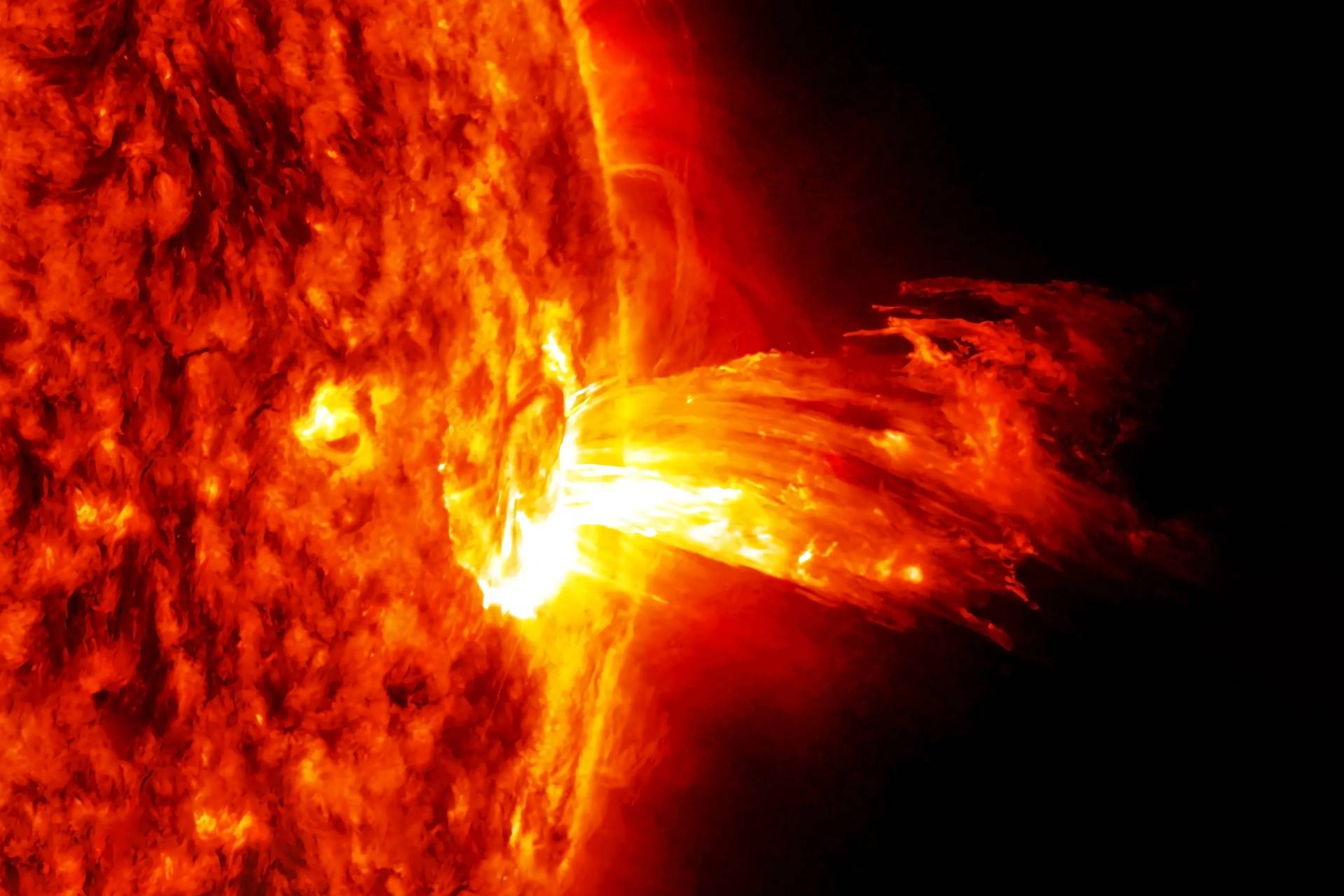 7 ноября может стать самым сложным геомагнитным днём в году