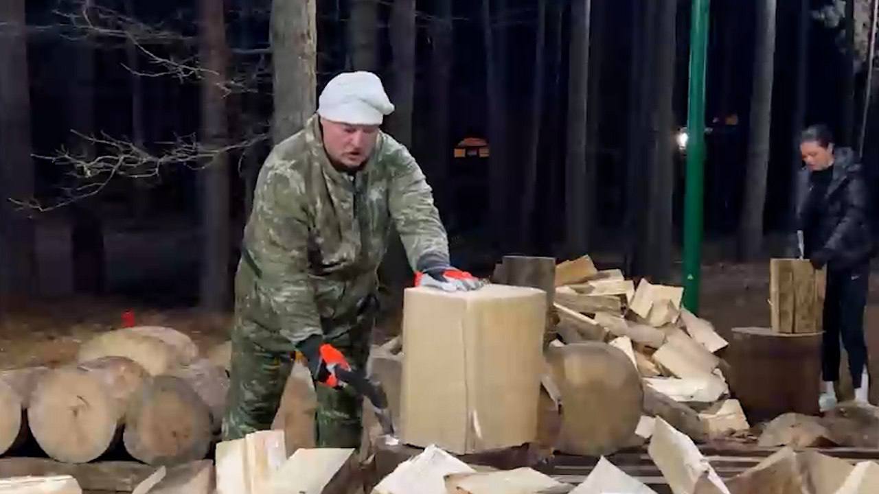 Лукашенко показал мастер-класс по колке дров на чемпионате в Белоруссии