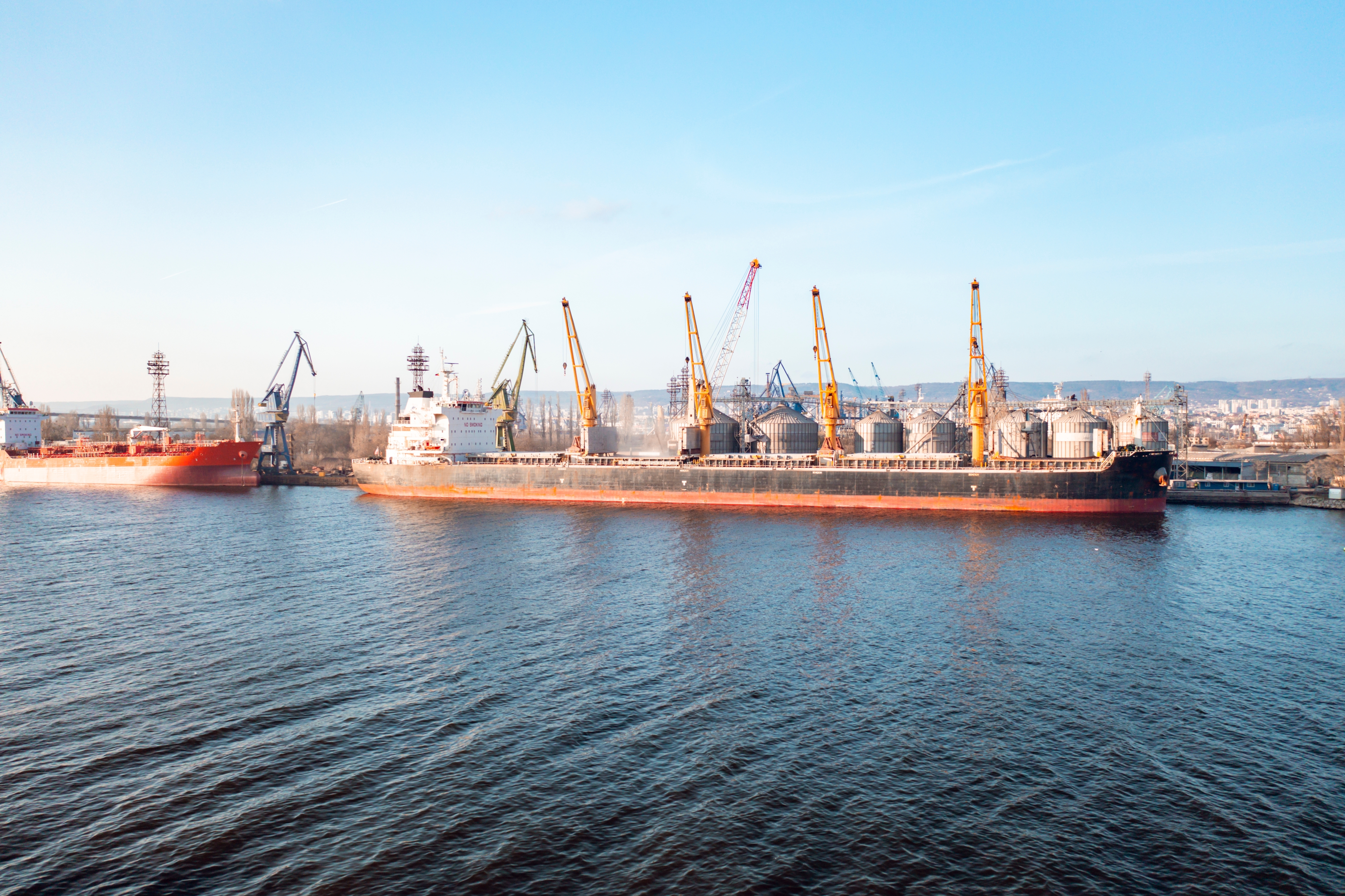 Дрейфующее российское грузовое судно у берегов Японии взяли на буксир